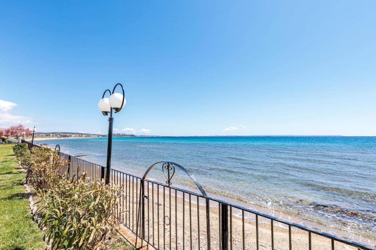 Apartment Next To The Sea Паралия Дионисиу Екстериор снимка